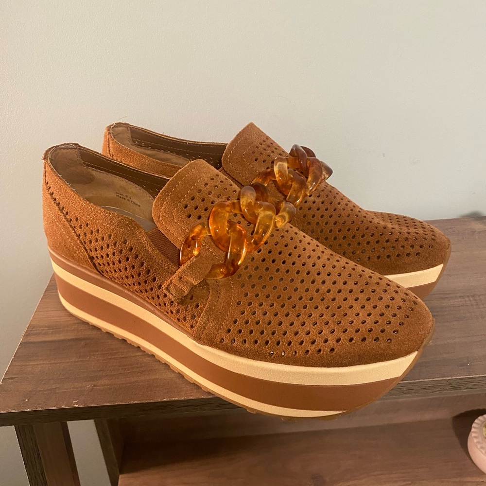 NEW Dolce Vita Jhenee Platform Chain Pecan/Tan Suede SlipOn Shoes Size 8.5 Trend